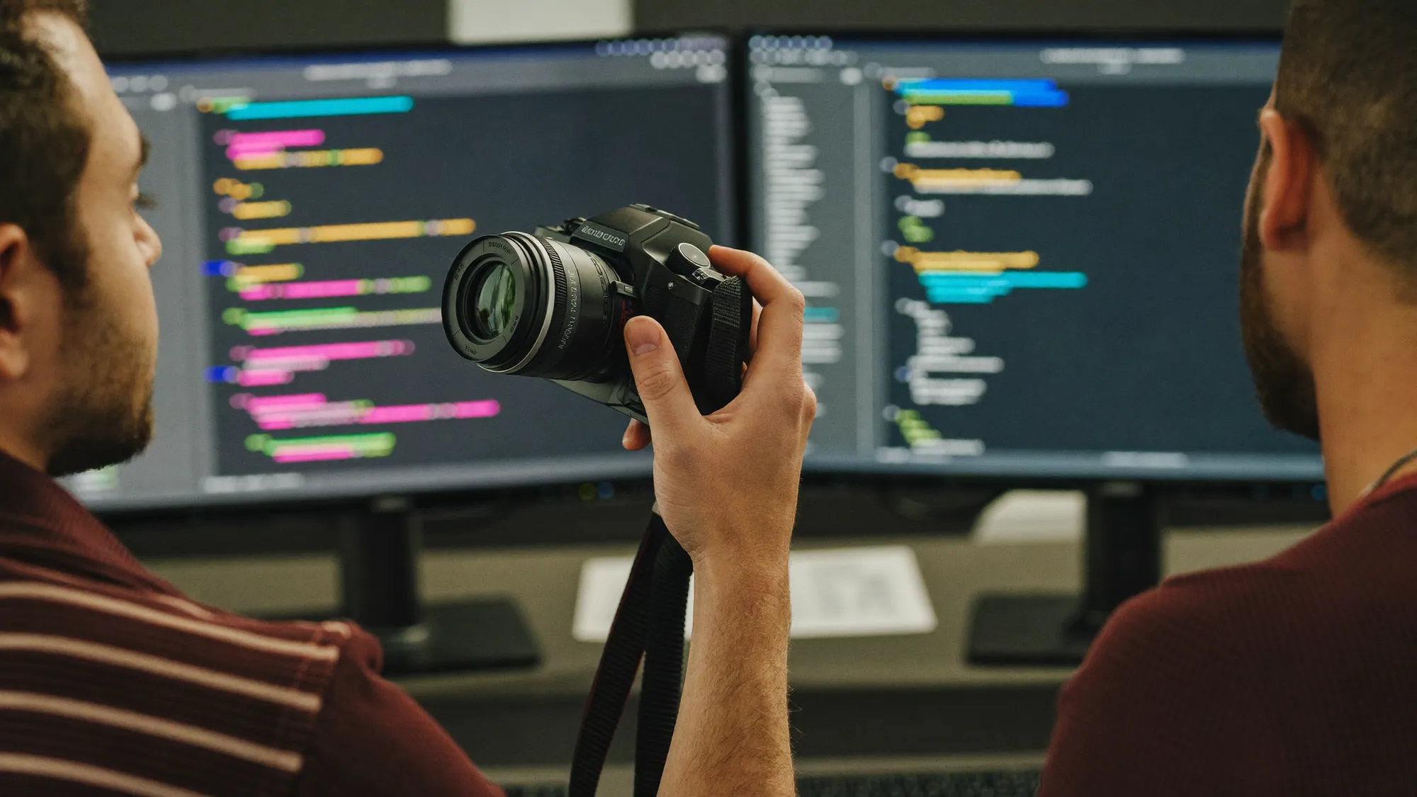 Desarrolladores construyendo código a la medida, ilustrando software a la medida vs software empaquetado