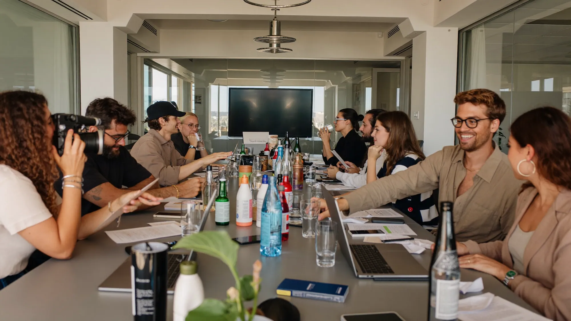 Equipo grande de marketing en una sala de juntas, ilustrando SEO empresarial a través de miles de páginas